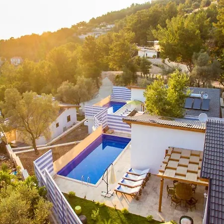 Islamlar Sleeps 2 With Pool Air Con And Wifi *