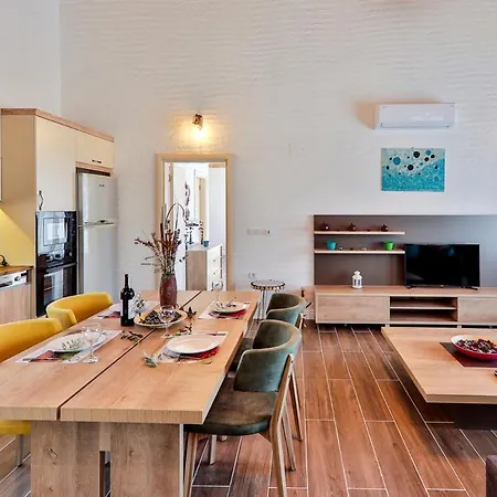 Islamlar Sleeps 2 With Pool Air Con And Wifi וילה